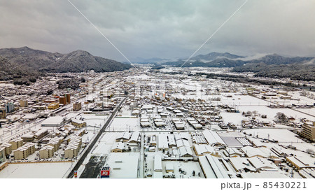 大雪に覆われた街並み(ドローン空撮) 大雪に覆われた街並み(ドローン空撮) 85430221