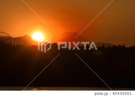 富士山の横に沈む夕日、多摩川風景 富士山の横に沈む夕日、多摩川風景 85430301
