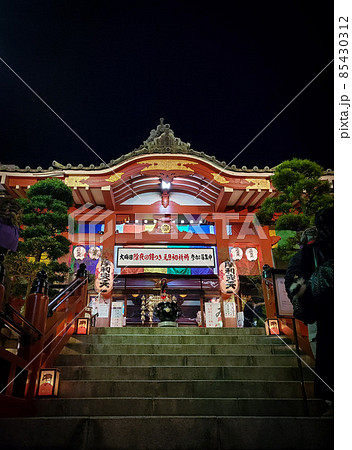 東京、上野広小路の摩利支天徳大寺の夜の本堂 85430312