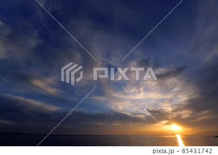 初冬の夕空・広角 85431742