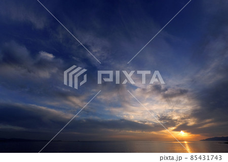 初冬の夕空・広角 85431743