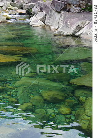 魚飛渓　三重県　日本有数の透明度　銚子川上流　清流　川遊び場 85431783