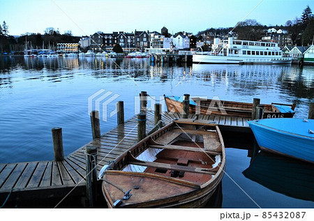 ボートが浮かぶ湖の日暮れ 85432087