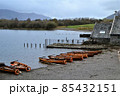 岸辺に並ぶ木のボート 85432151