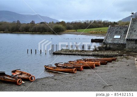 岸辺に並ぶ木のボート 85432151