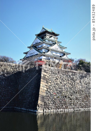【縦】高石垣にそびえ立つ大阪城天守閣 85432489