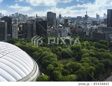 [東京・後楽園] 超高層ビルと東京ドームスタジアムに囲まれたと小石川後楽園の鳥瞰図。 85438842