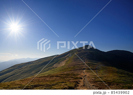 谷川連峰・平標山へと続く稜線と夕暮れの太陽 谷川連峰・平標山へと続く稜線と夕暮れの太陽 85439902