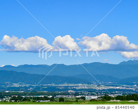 7月半ば（夏） 権兵衛トンネル入り口の数キロ手前から南アルプス方面を望む 長野県伊那市 85440540
