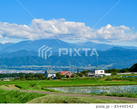 7月半ば（夏） 権兵衛トンネル入り口の数キロ手前から南アルプス方面を望む 長野県伊那市 85440542