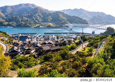 《広島県》とびしま海道・豊浜大橋と豊島の集落 85441414