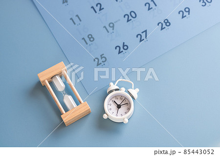 時計・砂時計・カレンダー　時のイメージ 85443052