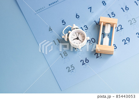 時計・砂時計・カレンダー　時のイメージ 85443053