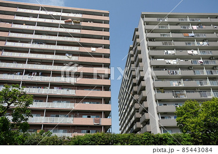 マンションが立ち並ぶ都心風景 85443084