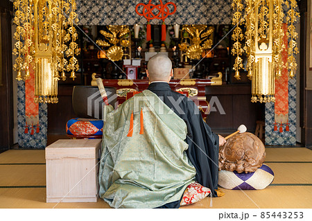 祈りを捧げる僧侶 85443253