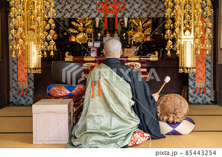 祈りを捧げる僧侶 85443254