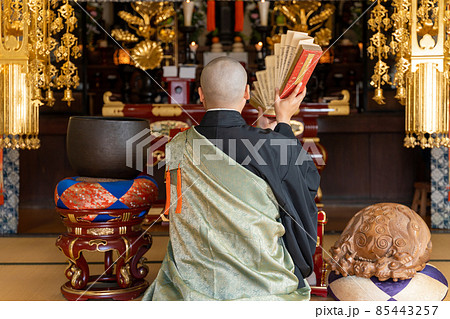 祈りを捧げる僧侶 祈りを捧げる僧侶 85443257