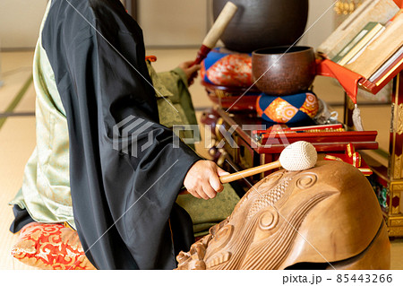 祈りを捧げる僧侶 祈りを捧げる僧侶 85443266