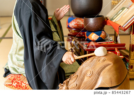 祈りを捧げる僧侶 祈りを捧げる僧侶 85443267