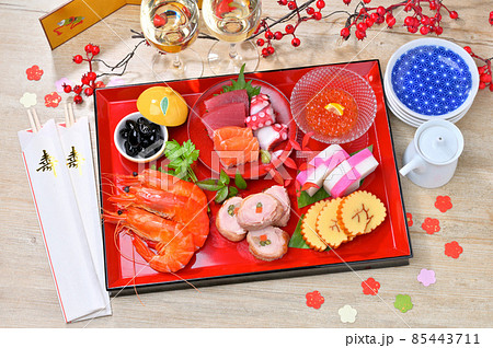 二人分の新春おせち料理イメージ。寿ぎの食卓。ニュースタイルのお節料理、御節料理。 85443711