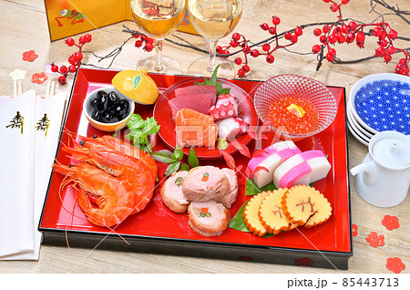 二人分の新春おせち料理イメージ。寿ぎの食卓。ニュースタイルのお節料理、御節料理。 85443713