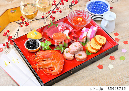 二人分の新春おせち料理イメージ。寿ぎの食卓。ニュースタイルのお節料理、御節料理。 85443716