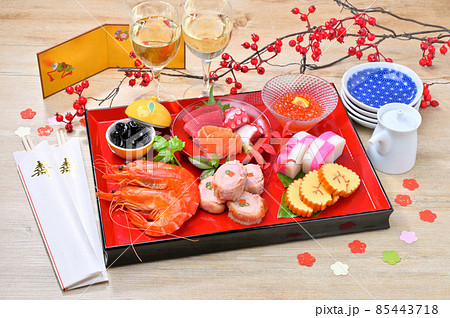 二人分の新春おせち料理イメージ。寿ぎの食卓。ニュースタイルのお節料理、御節料理。 85443718