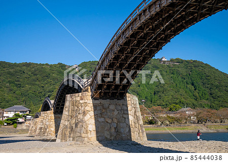 芸術的な木造建築の錦帯橋 芸術的な木造建築の錦帯橋 85444038