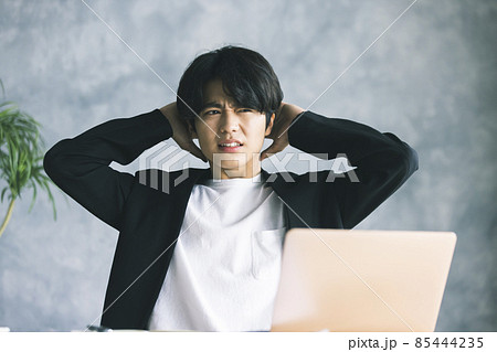 頭を抱える男性 85444235
