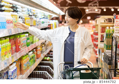 スーパーで買物をする女性 85444702