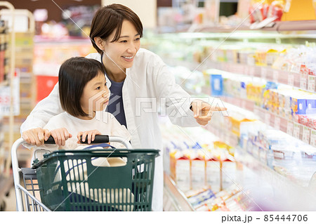 スーパーで買物をする親子 スーパーで買物をする親子 85444706