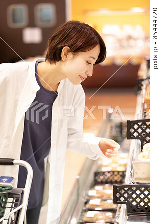スーパーで買物をする女性 スーパーで買物をする女性 85444720