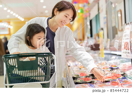 スーパーで買物をする親子 85444722