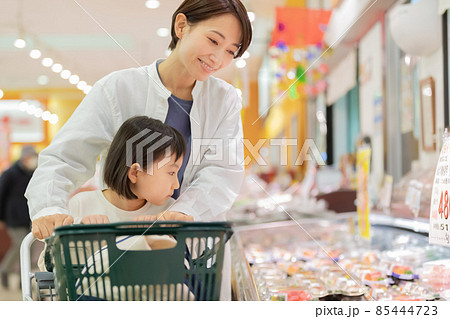 スーパーで買物をする親子 85444723