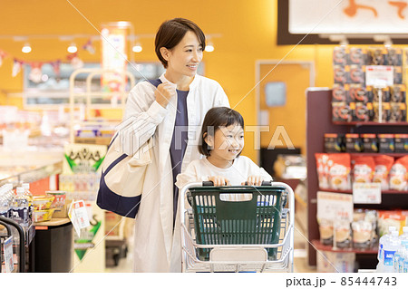 スーパーで買物をする親子 スーパーで買物をする親子 85444743