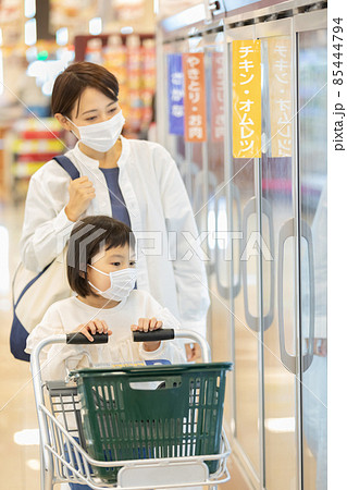 スーパーで買物をする親子　マスク有り 85444794