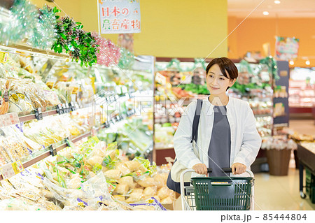 スーパーで買物をする女性 85444804