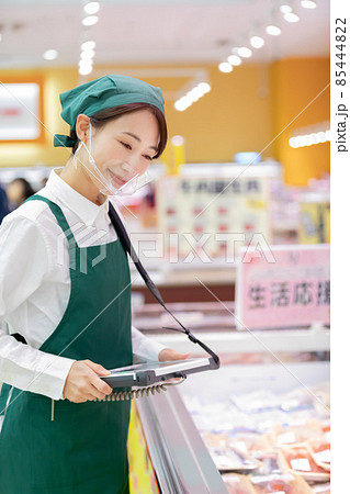 スーパーで働く女性 スーパーで働く女性 85444822