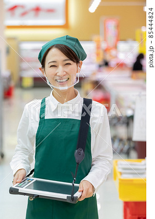 スーパーで働く女性 スーパーで働く女性 85444824