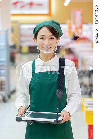 スーパーで働く女性 スーパーで働く女性 85444825