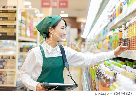 スーパーで働く女性 85444827