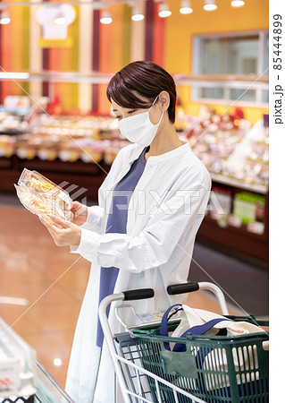 スーパーで買物をする女性　マスク有り 85444899