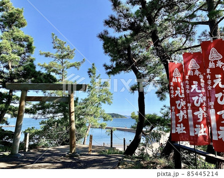 鳥居と幟旗越しに見る青空の三河湾［蛭子社/愛知県西尾市蛭子岬］　 85445214