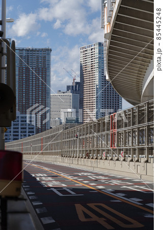 レインボーブリッジの道路部分から見える風景 人も歩いて橋を渡ることができる レインボーブリッジの道路部分から見える風景 人も歩いて橋を渡ることができる 85445248