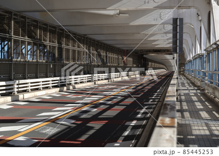 レインボーブリッジの道路部分から見える風景　人も歩いて橋を渡ることができる 85445253