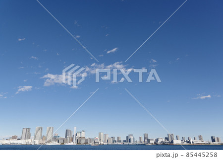 都立芝浦南ふ頭公園から望む、レインボーブリッジやお台場方面の風景　港区、海岸・芝浦地区 85445258