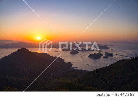 亀老山山頂から見た来島海峡大橋と夕日 85447265