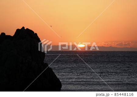島の間から顔を見せる朝日とカモメ 島の間から顔を見せる朝日とカモメ 85448116