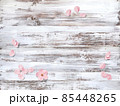 シャビーな白塗りウッドデッキに、桜の花が散る背景 85448265
