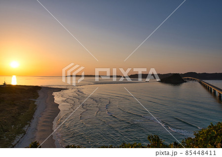 山口県角島大橋の夕焼け風景 85448411